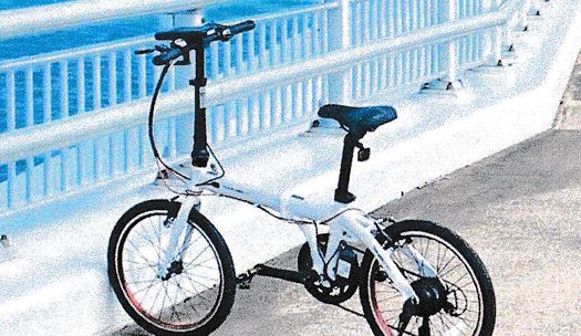 青い海を背景に、橋のそばに停めた白い折りたたみ自転車