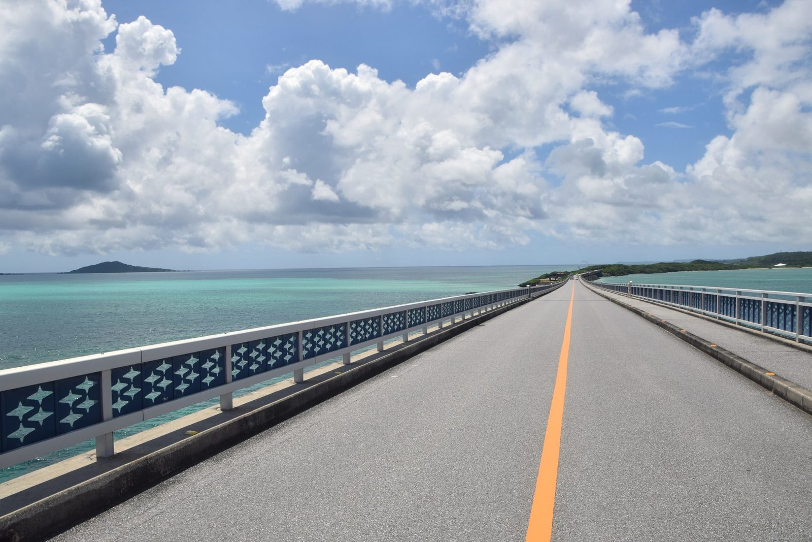 青い海の上を渡る池間大橋